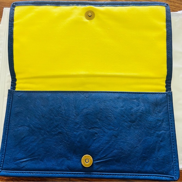 Blue and cream clutch with vibrant yellow interior lining. Button closure - Picture 3 of 8